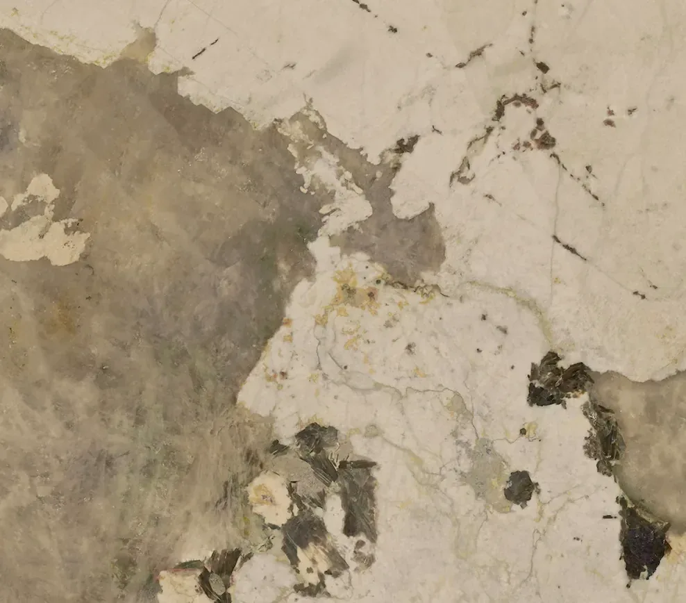Plan de travail Dekton Khalo, effet pierre beige et brun ponctué d’inclusions sombres