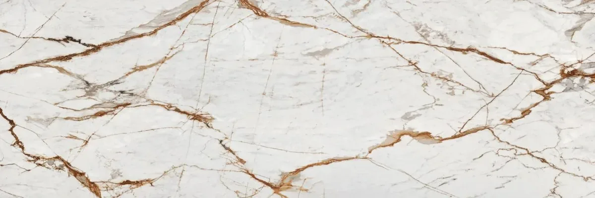 Plan de travail Dekton Reverie, effet marbre gris clair et crème veiné de cuivre