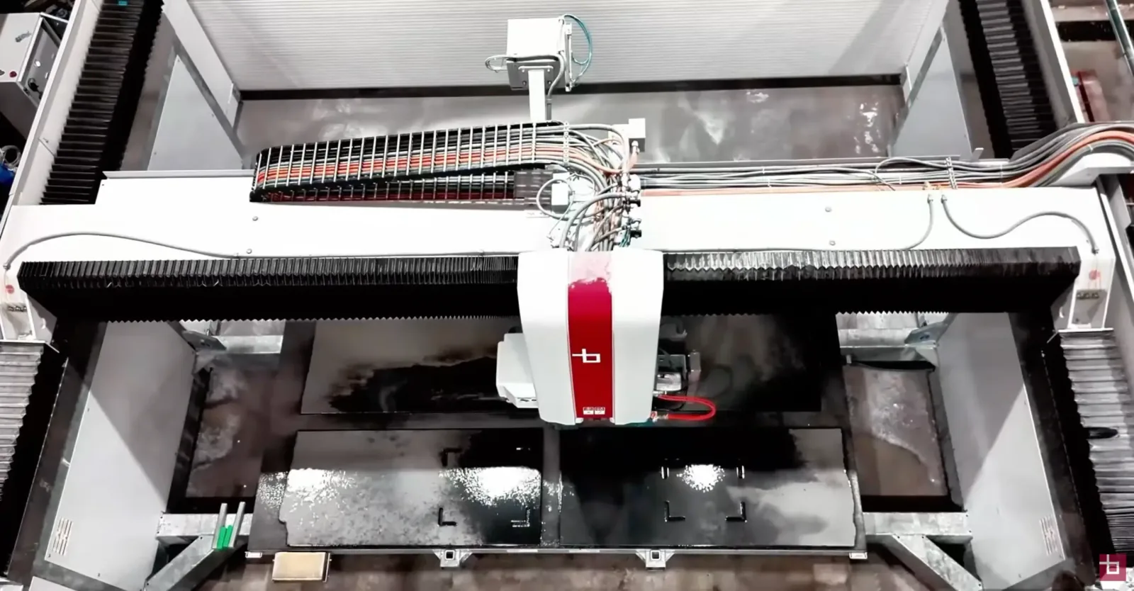 Tête de découpe Breton au-dessus d’une tranche sombre, sur la table d’une machine à commande numérique
