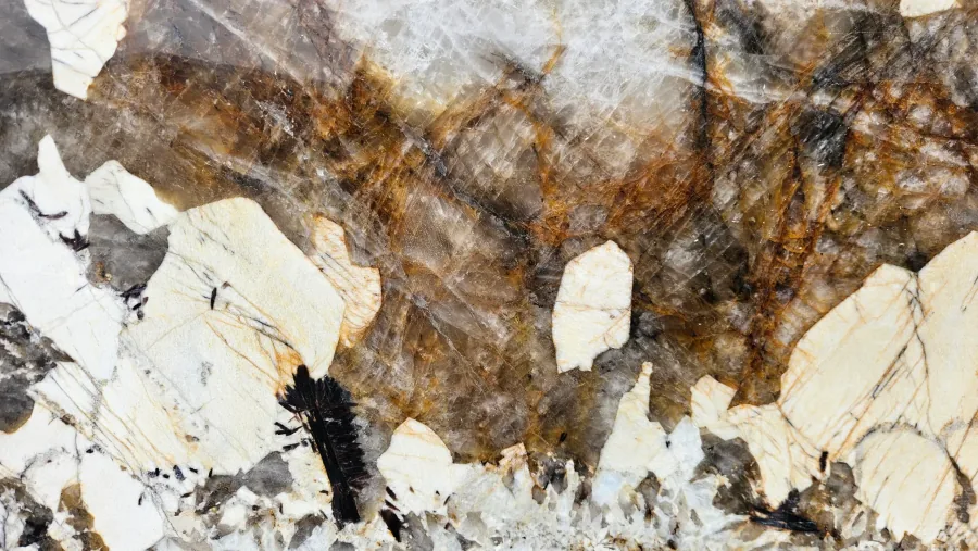 Plan de travail Patagonia Quartzite, grands cristaux crème veinés de brun et de noir