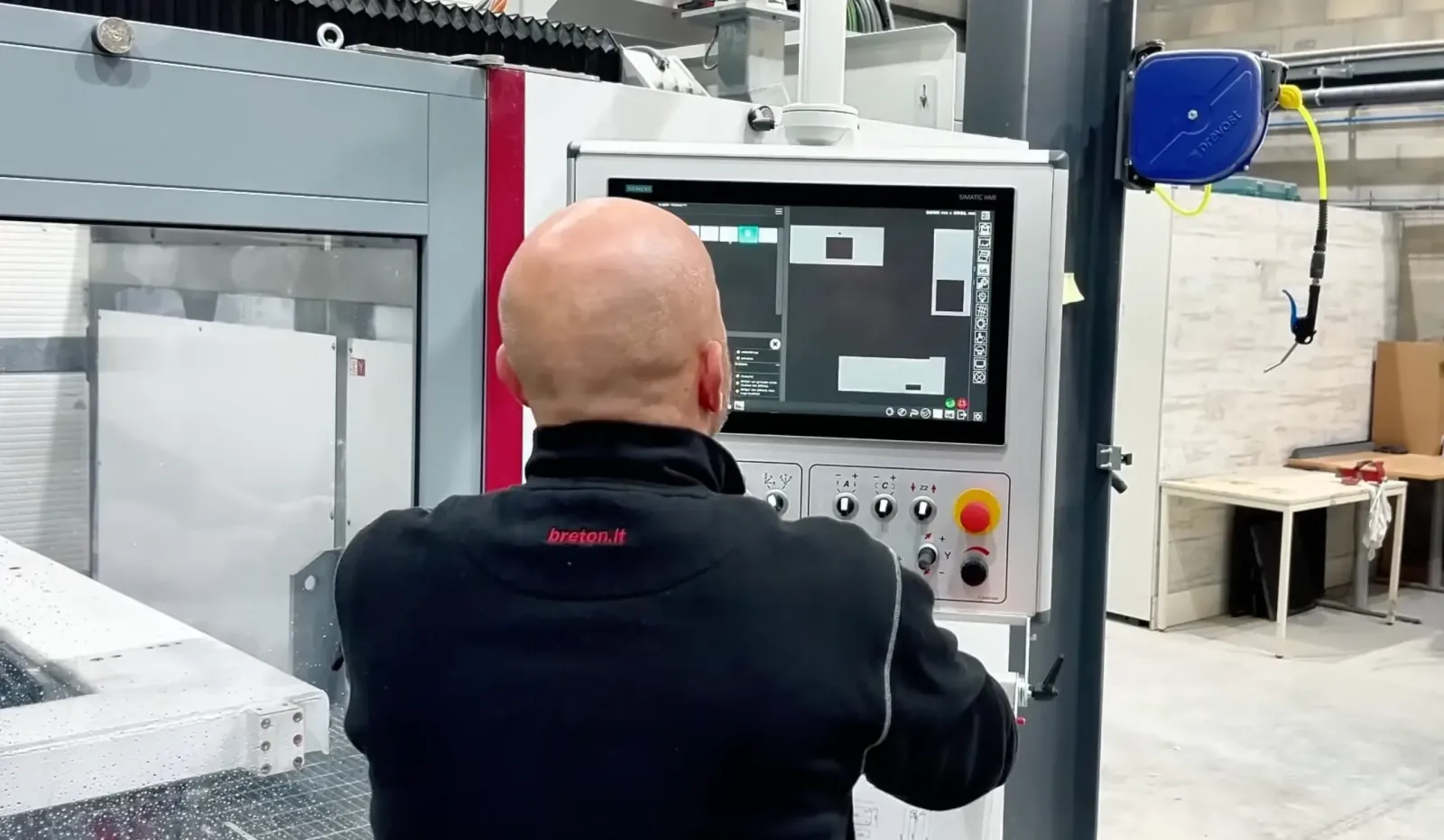 Technicien programmant un usinage sur l’écran de commande d’un centre Breton