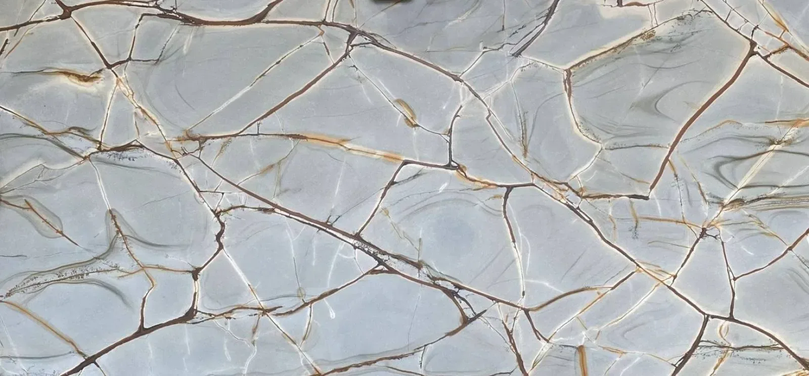 Plan de travail Blue Roma Quartzite, pierre gris bleuté parcourue de veines brunes et dorées