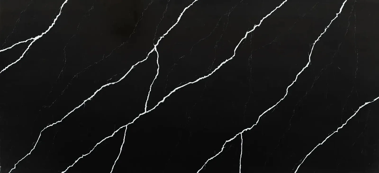 Plan de travail Unistone Nero Marquina, quartz noir profond veiné de blanc